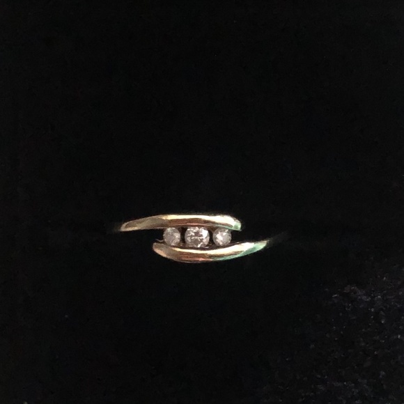**SOLD**Yellow Gold Diamond Ring - Picture 1 of 4